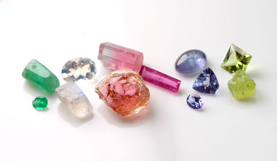 誕生石とは？宝石言葉、意味、色、誕生月から選べる誕生石一覧